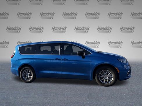 New 2026 Chrysler Pacifica Select image 9