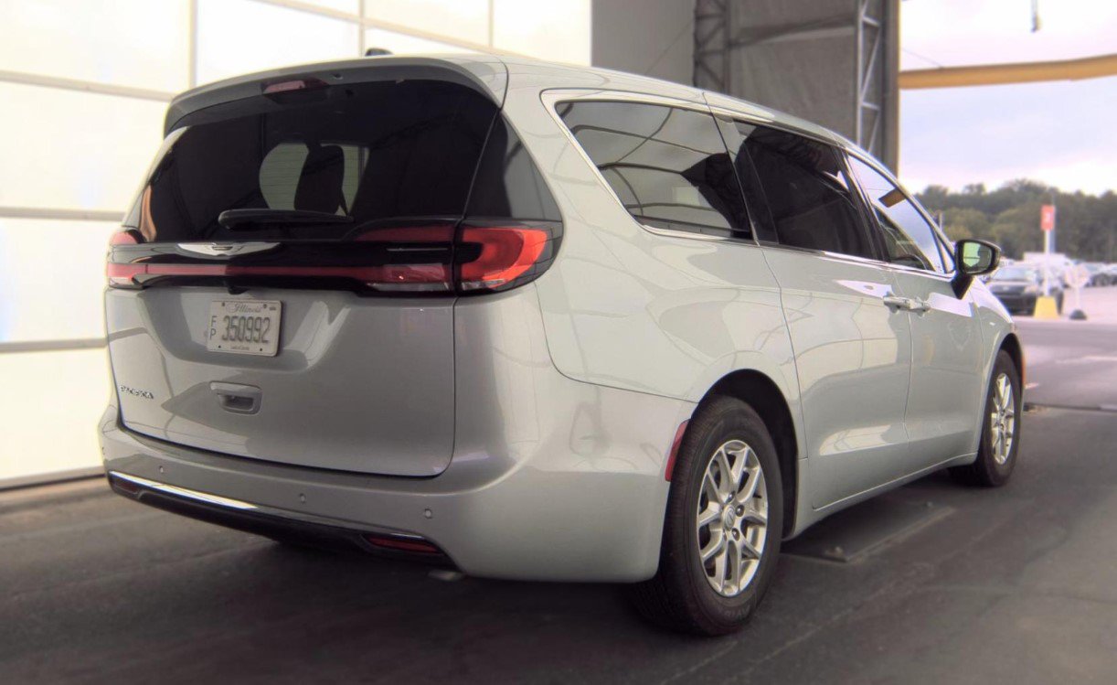 Used 2026 Chrysler Pacifica Select FWD image 4