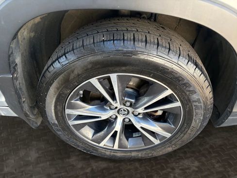 Used 2018 Toyota Highlander LE AWD/4WD image 40