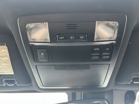 Used 2018 Toyota Tacoma TRD Sport AWD/4WD image 32