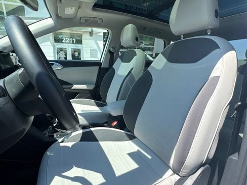 Used 2025 Volkswagen Taos SE w/ Panoramic Sunroof Package AWD/4WD image 11