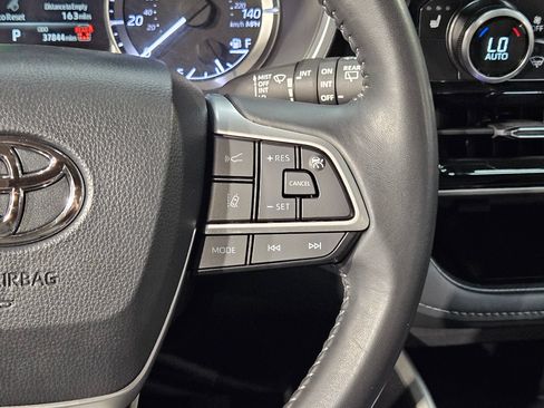 Used 2025 Toyota Highlander XLE AWD/4WD image 29