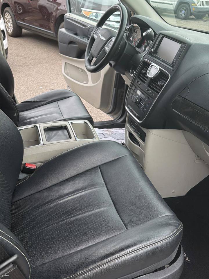 Used 2014 Chrysler Town & Country Touring-L w/ Driver Convenience Group FWD image 14