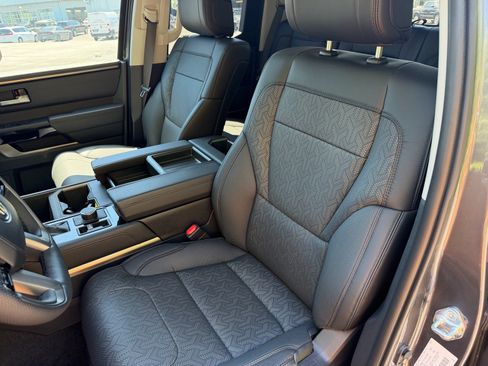 Used 2024 Toyota Tundra Limited AWD/4WD image 32