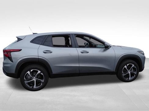 Certified 2025 Chevrolet Trax RS w/ Driver Confidence Package image 9