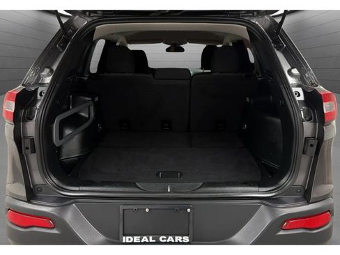 Used 2018 Jeep Cherokee Latitude w/ Altitude Package FWD image 18
