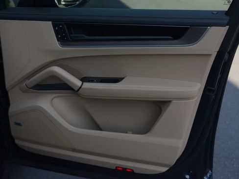 Certified 2025 Porsche Cayenne Coupe AWD/4WD image 27