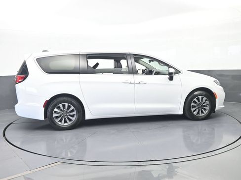 Used 2023 Chrysler Pacifica Touring-L FWD image 7