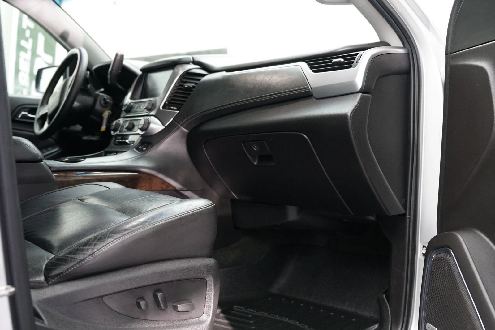 Used 2017 Chevrolet Suburban LT RWD image 30