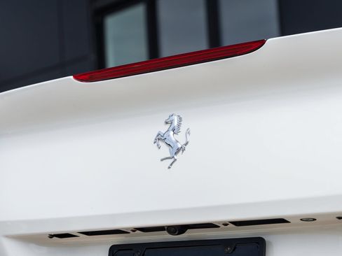 Used 2020 Ferrari Portofino RWD image 17
