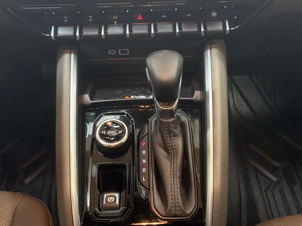 Used 2025 Chevrolet Colorado ZR2 w/ Midnight Edition AWD/4WD image 15
