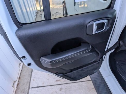 Used 2020 Jeep Wrangler Unlimited Sahara image 21