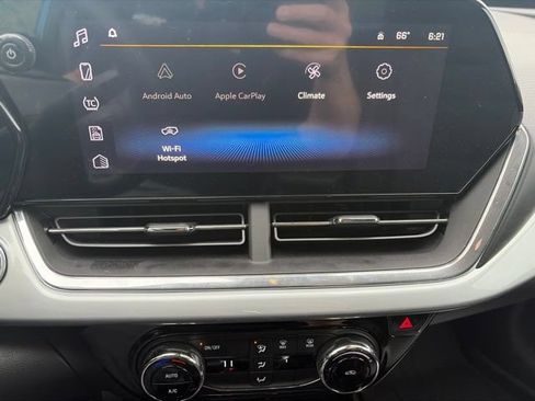 Used 2025 Chevrolet Trax LT FWD image 11