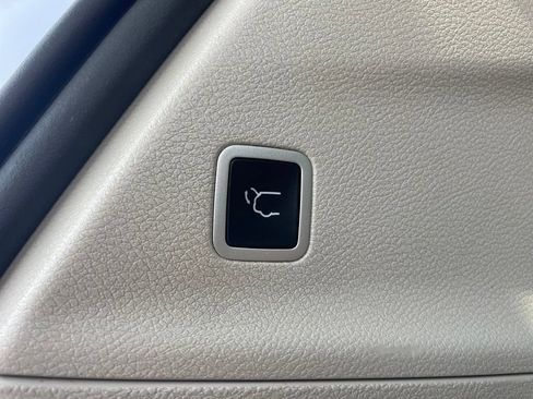 Used 2023 Chrysler Pacifica Touring-L FWD image 12