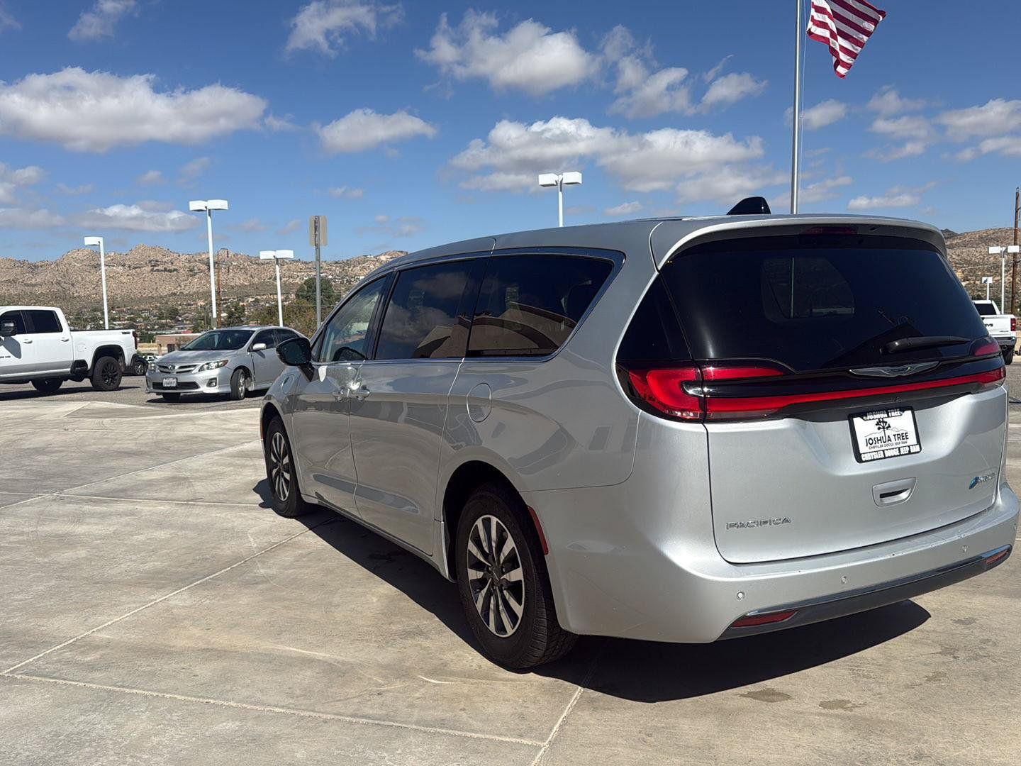 Used 2024 Chrysler Pacifica Limited FWD image 10