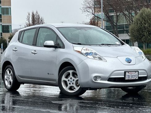 Used 2013 Nissan Leaf SV w/ LED & Quick Charge Pkg image 2
