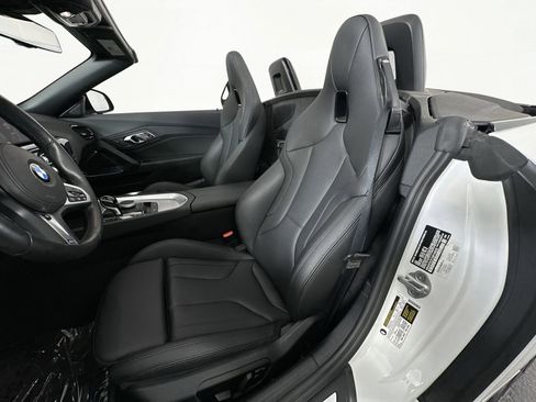 Used 2025 BMW Z4 M40i w/ Premium Package image 11