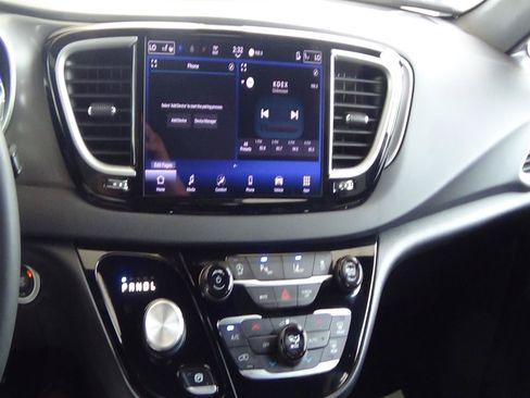 Certified 2025 Chrysler Pacifica Select FWD image 26