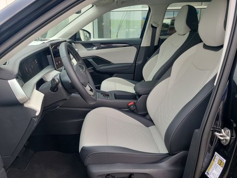 New 2025 Volkswagen Tiguan SE w/ Panoramic Sunroof Package AWD/4WD image 22