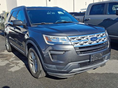 Used 2018 Ford Explorer XLT image 4