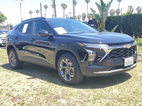 Used 2025 Chevrolet Trax LT image 3