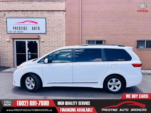 Used 2018 Toyota Sienna LE w/ Carpet Mat Package FWD image 2