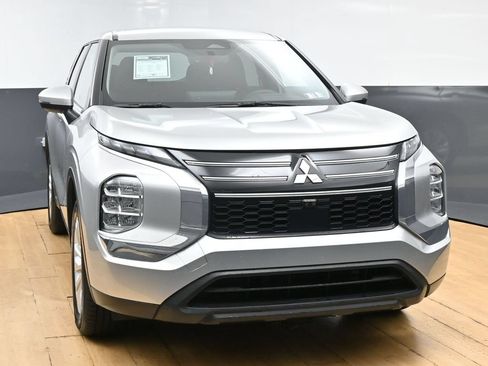 Used 2025 Mitsubishi Outlander ES FWD image 3