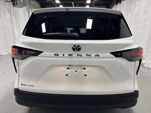Used 2026 Toyota Sienna LE image 6