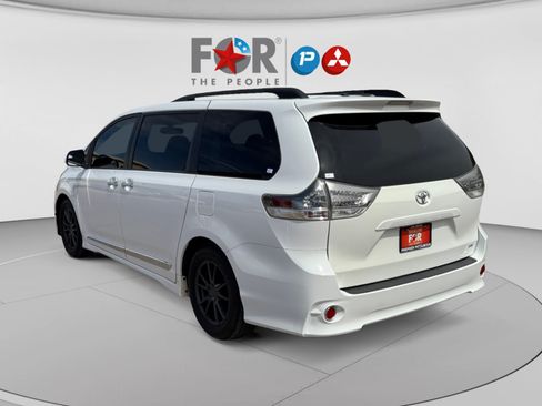 Used 2016 Toyota Sienna SE FWD image 3