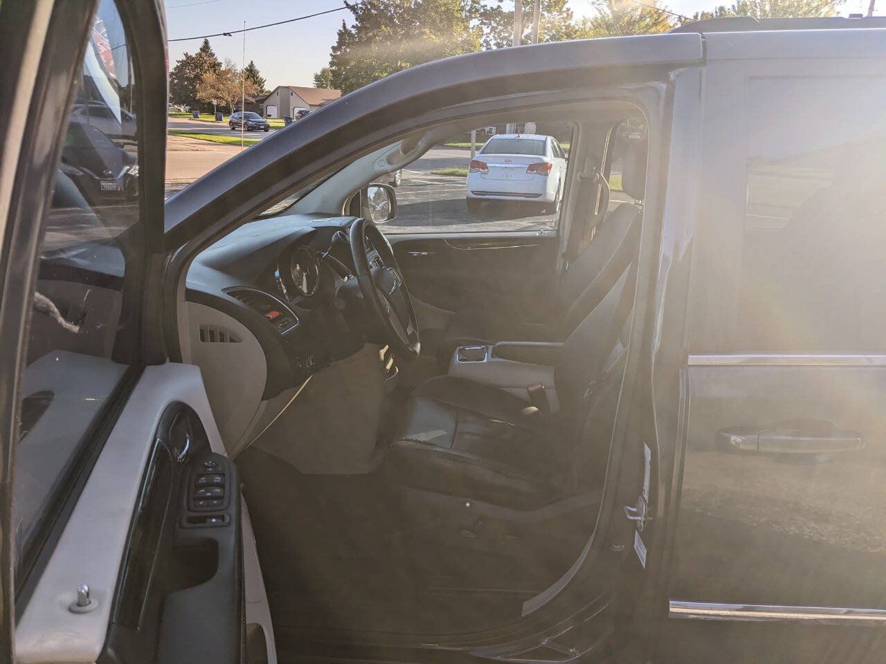 Used 2014 Chrysler Town & Country Touring FWD image 10