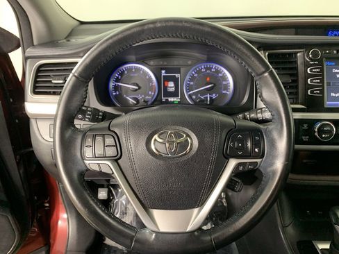 Used 2018 Toyota Highlander XLE AWD/4WD image 23