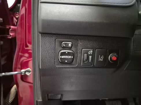 Used 2018 Toyota RAV4 LE FWD image 15