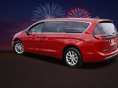 Used 2025 Chrysler Pacifica Select AWD/4WD image 8