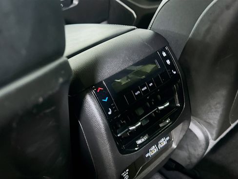 Used 2023 Jeep Grand Cherokee L Limited w/ Luxury Tech Group II AWD/4WD image 27