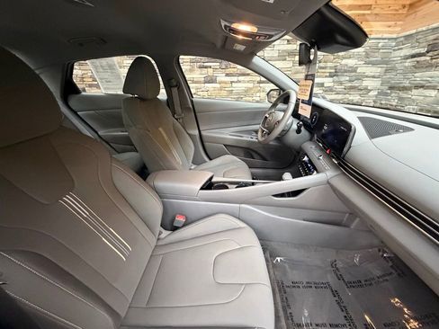 Used 2023 Hyundai Elantra SEL w/ Convenience Package image 14