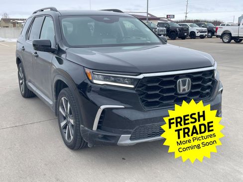 Used 2025 Honda Pilot Touring image 3