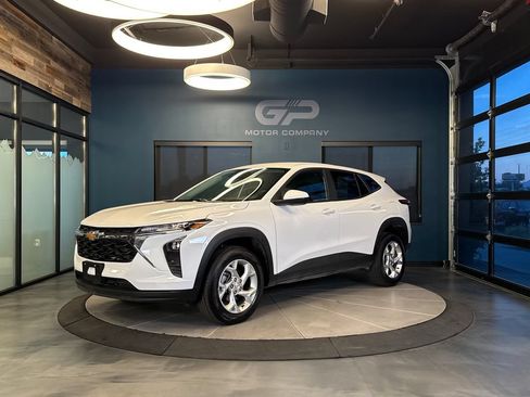 Used 2025 Chevrolet Trax LS w/ LS Convenience Package FWD image 7