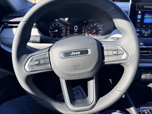 Used 2025 Jeep Compass Limited image 11