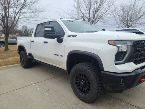 Used 2024 Chevrolet Silverado 2500 ZR2 w/ Technology Package image 2