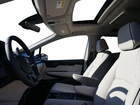 New 2026 Honda Odyssey Touring image 11