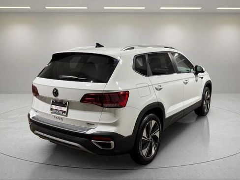 Used 2024 Volkswagen Taos SE AWD/4WD image 3
