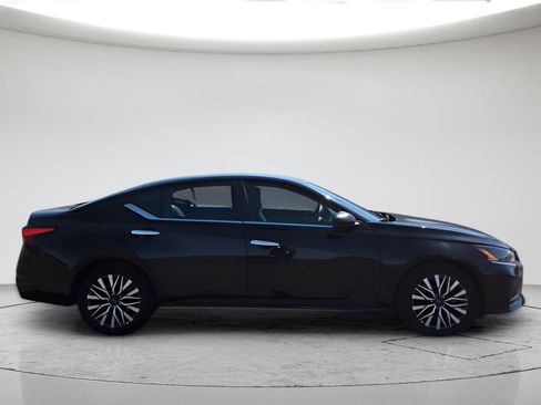 Used 2025 Nissan Altima 2.5 SV FWD image 6