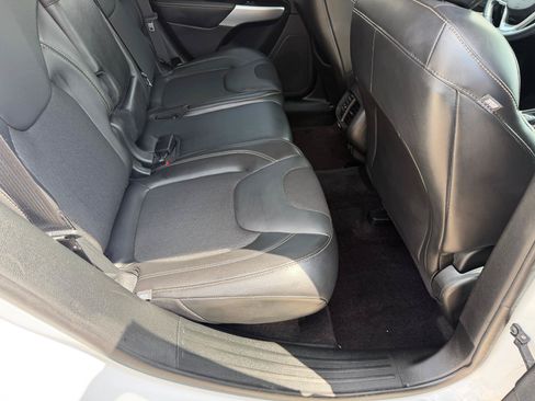 Used 2018 Jeep Cherokee Latitude Plus FWD image 28