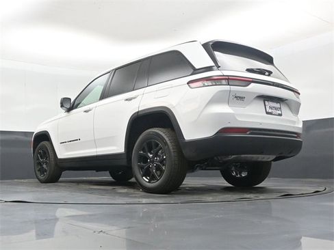 New 2025 Jeep Grand Cherokee Laredo image 42