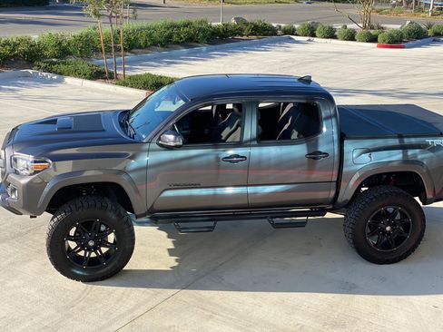 Used 2017 Toyota Tacoma TRD Sport w/ Tow Package image 1