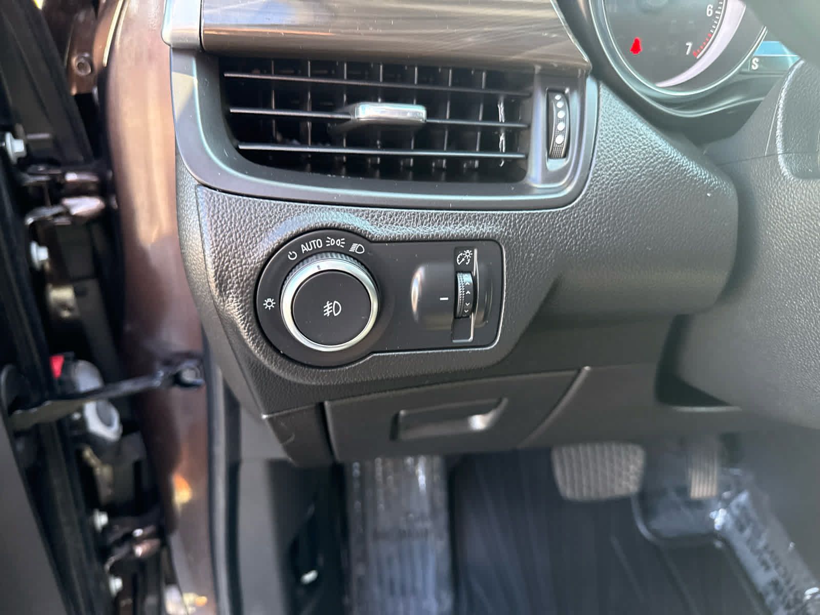 Used 2020 Buick Envision Essence FWD image 19