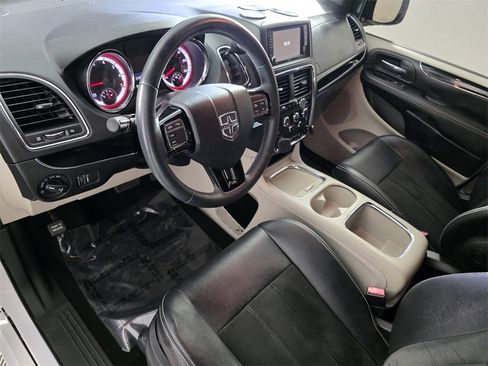 Used 2019 Dodge Grand Caravan SXT image 11