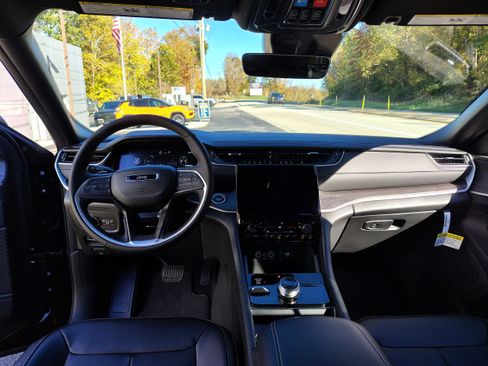 New 2025 Jeep Grand Cherokee Limited image 24