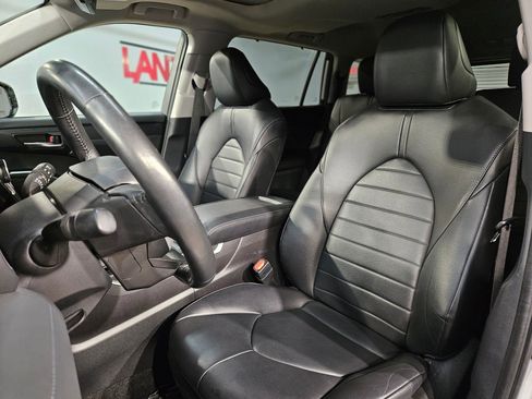 Used 2024 Toyota Highlander XLE image 24