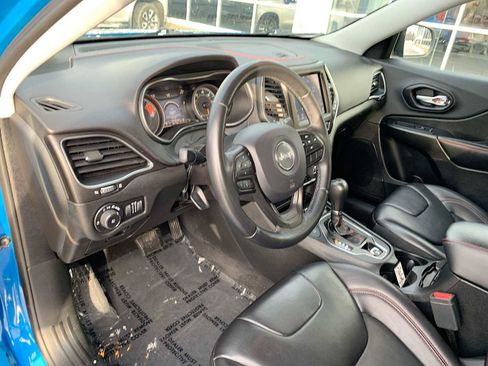 Used 2019 Jeep Cherokee Trailhawk w/ Cold Weather Group image 10